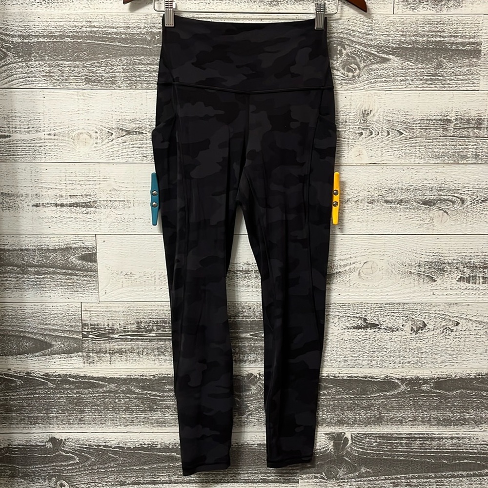 Lululemon Size 6 GUC Black and Grey Camo Leggings with Pockets
